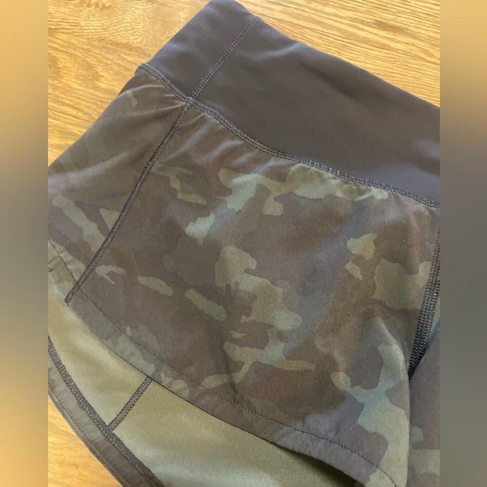LULULEMON Speed-Up Shorts - Incognito Camo Multi Gator Green & Black - Sz 4 - Picture 7 of 11